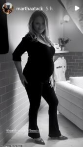 A grávida Emily Atack parecia elegante ao exibir sua barriga enquanto posava para uma sessão de fotos em um vídeo compartilhado no Instagram na quinta-feira