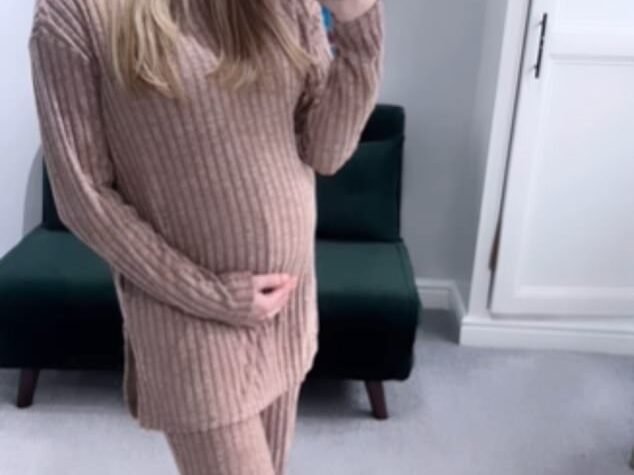 Sian Welby embalou sua barriga enquanto exibia sua 'primeira carga de roupas de maternidade' via Instagram na segunda-feira