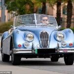 Brooklyn Beckham foi flagrado dando um passeio em Los Angeles em seu Jaguar conversível azul retrô personalizado, avaliado em US$ 500 mil (£ 383.502) na quinta-feira