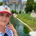 Charlize Theron, 48, postou três fotos no Instagram na quarta-feira de férias na Disney World que ela está passando na Flórida com suas filhas Jackson, 11, e agosto, 7.  Ela posou em frente ao Castelo da Cinderela no parque de diversões