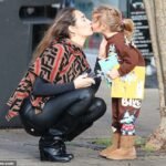 Chloe Goodman parecia uma mãe amorosa enquanto passava um dia com sua filha Isla, de três anos, em Brighton, na quinta-feira.