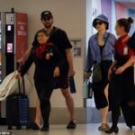Daisy Ridley foi uma figura discreta ao sair do aeroporto de Perth na quinta-feira com seu marido Tom Bateman após as filmagens de seu novo filme de suspense em Albany