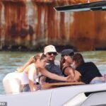 David e Victoria Beckham trocaram seu iate de £ 5 milhões por um incrível super iate de £ 16 milhões e na quinta-feira foram vistos indo para o incrível barco