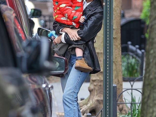 Emily Ratajkowski passou a tarde de terça-feira com seu filho Sylvester Apollo na cidade de Nova York.