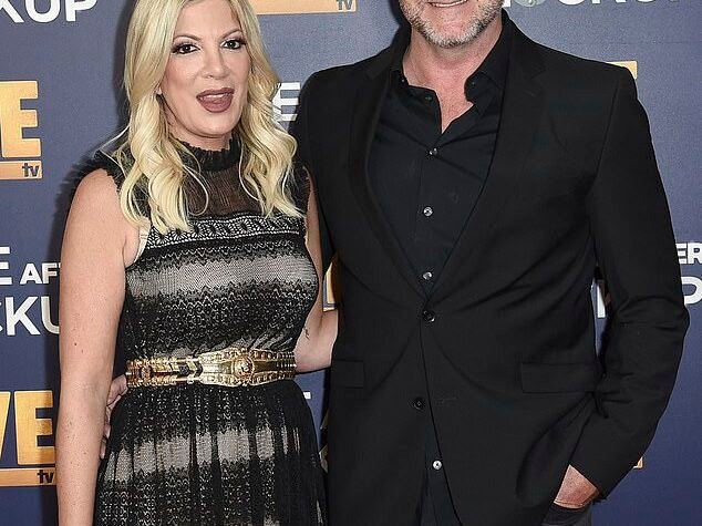 Ian Ziering, co-estrela de Tori Spelling em 90210, mostrou seu apoio a ela depois que ela pediu oficialmente o divórcio do marido Dean McDermott na sexta-feira