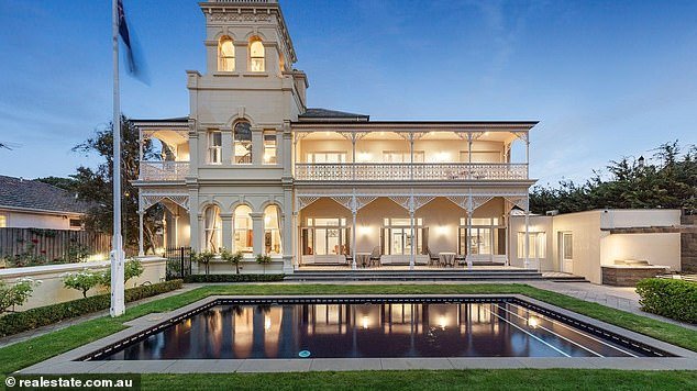 Uma incrível mansão em Melbourne, de propriedade do empresário Andrew Cox, chegou ao mercado com um preço impressionante de US$ 13,5 milhões a US$ 14,3 milhões.