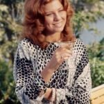 A atriz Jennifer Leak morreu aos 76 anos em sua casa em Júpiter, Flórida, em 18 de março. Retratado em 1972 no programa de TV The Delphi Bureau