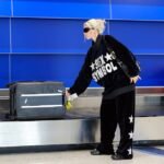 Julia Fox chegou ao aeroporto LAX, em Los Angeles, na quinta-feira, com um look surpreendentemente casual, que ainda conseguiu chamar a atenção