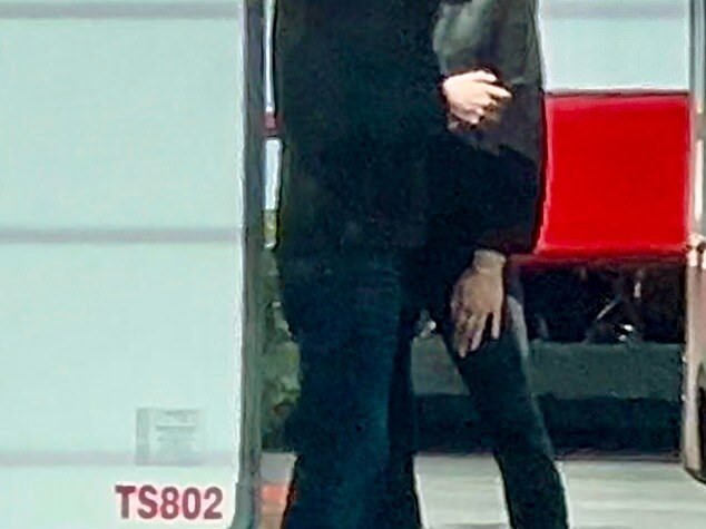Keanu Reeves e sua namorada Alexandra Grant trocaram um beijo doce enquanto ela visitava o ator no set de seu novo filme Good Fortune em Los Angeles na quarta-feira.