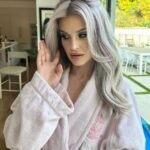 Kelly Osbourne, 39, disse adeus aos cinco anos de cabelo roxo escuro ao revelar um novo visual deslumbrante no Instagram na quinta-feira