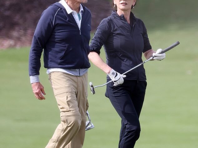 Michael Douglas, 79, e Catherine Zeta-Jones, 54, pareciam tão apaixonados como sempre quando foram vistos esta semana jogando golfe no enclave de celebridades de Montecito para uma partida de golfe.