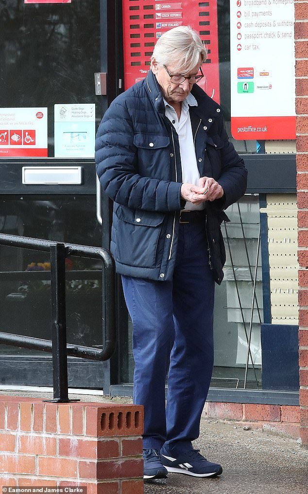 A estrela de Coronation Street, Bill Roache, 91, foi flagrado nos Correios em Cheshire na quinta-feira em meio à sua falência, depois de ter recebido três meses para liquidar uma dívida fiscal de £ 500.000