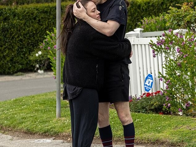 Andrew WK deu um beijo na testa de sua segunda esposa, Kat Dennings, enquanto eles se abraçavam durante um passeio casual pelo bairro de Los Angeles na segunda-feira.