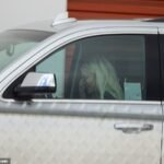 Tori Spelling foi vista chorando ao volante de seu SUV na terça-feira, após um reencontro emocionante com o ex-marido Dean McDermott em Los Angeles